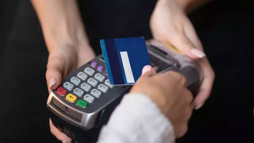 Las operaciones con tarjetas de crédito en dólares crecieron en noviembre 38,9% mensual