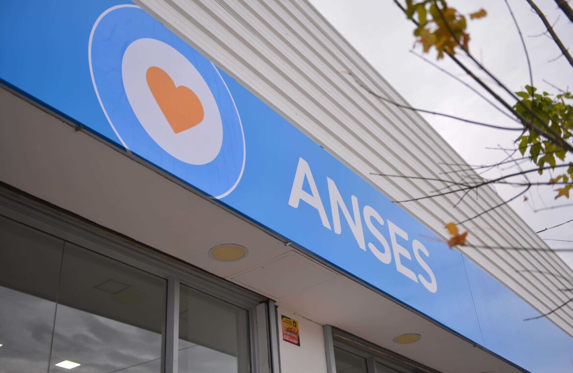 Cobran hoy las personas jubiladas y pensionadas con ingresos superiores $105,713 y DNI terminado en 6 y 7