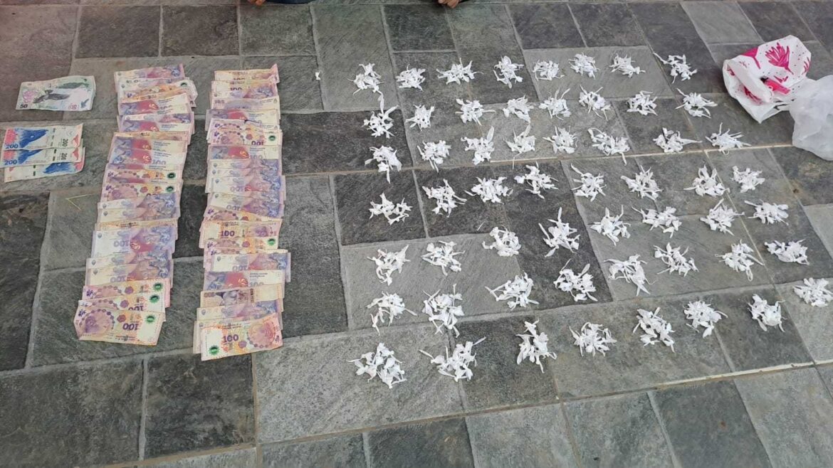 La Policía detuvo a dos personas con más de 500 dosis de cocaína y dinero