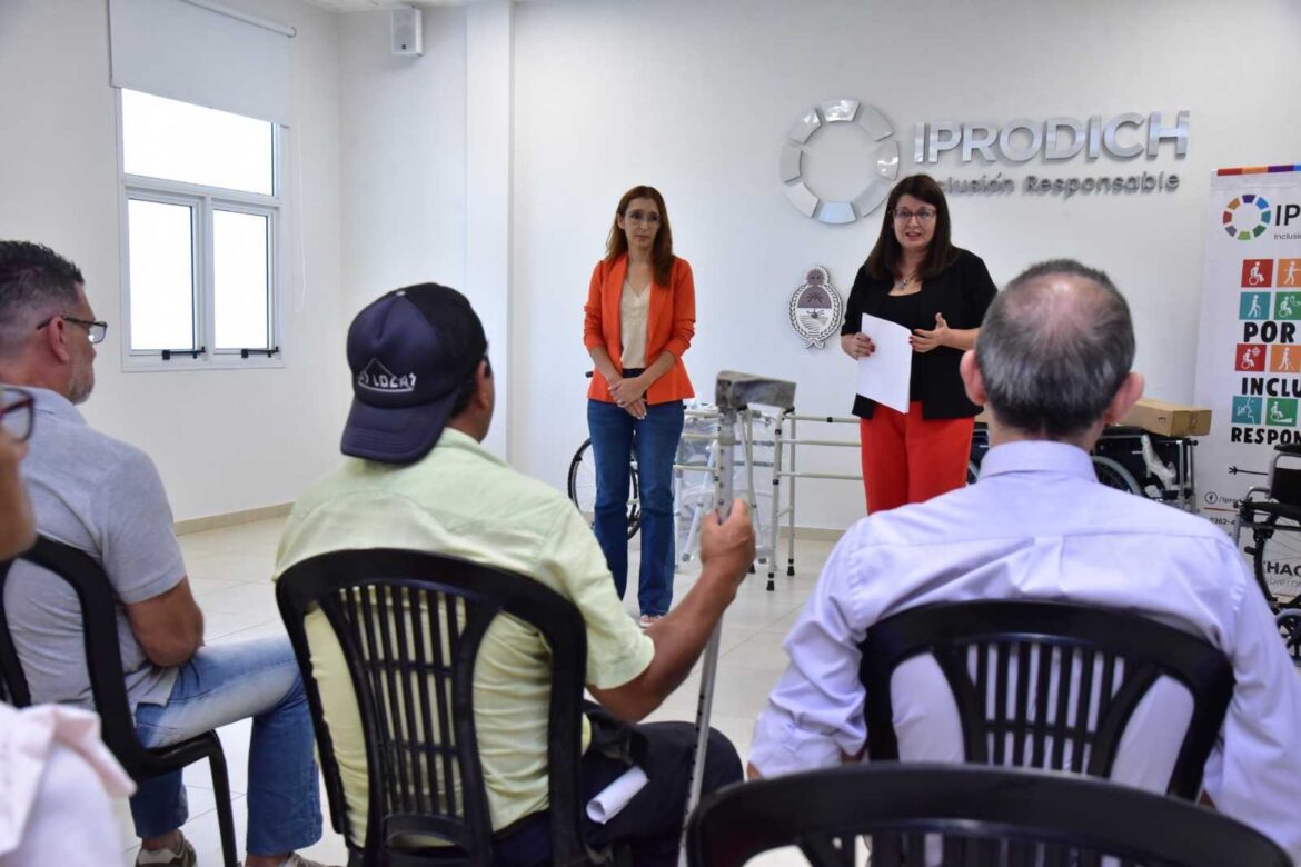Personas con discapacidad recibieron sillas de ruedas