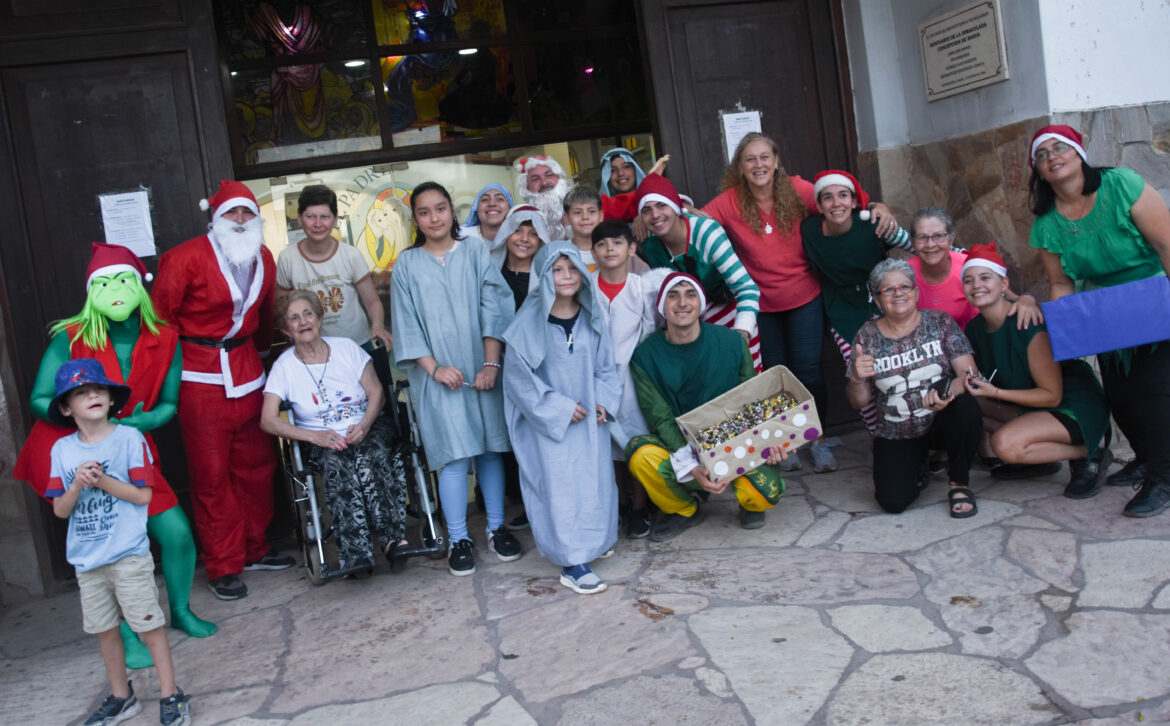 El espíritu de la Navidad llegó a Barranqueras con Papá Noel, sus amigos y artistas locales