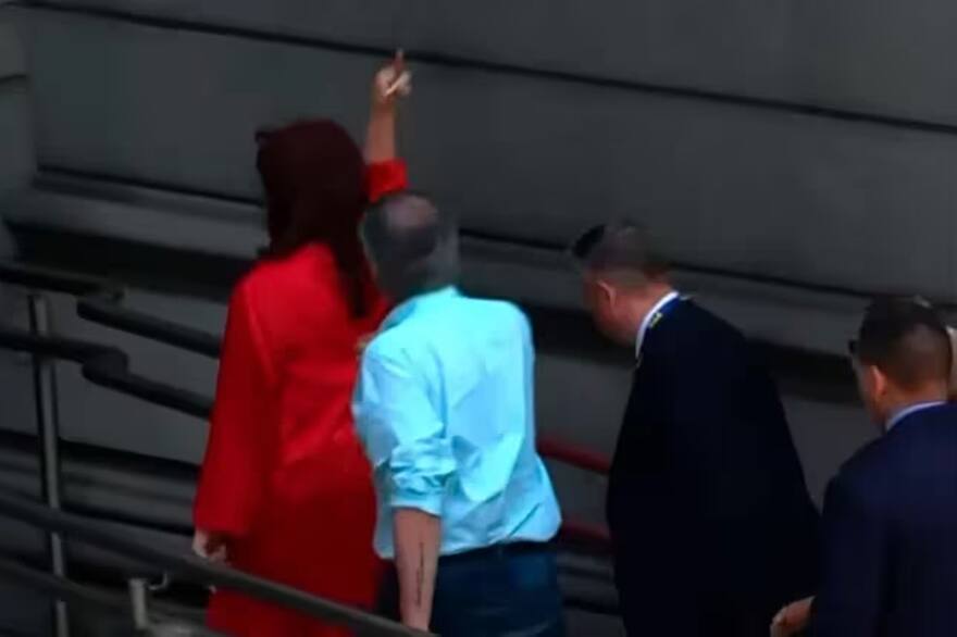 El «Fack you» de Cristina Kirchner: el grosero gesto al llegar al Congreso para la asunción de Javier Milei