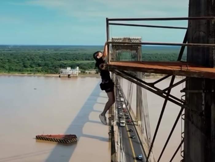 Denunciarán al influencer que se trepó al puente para hacer dominadas