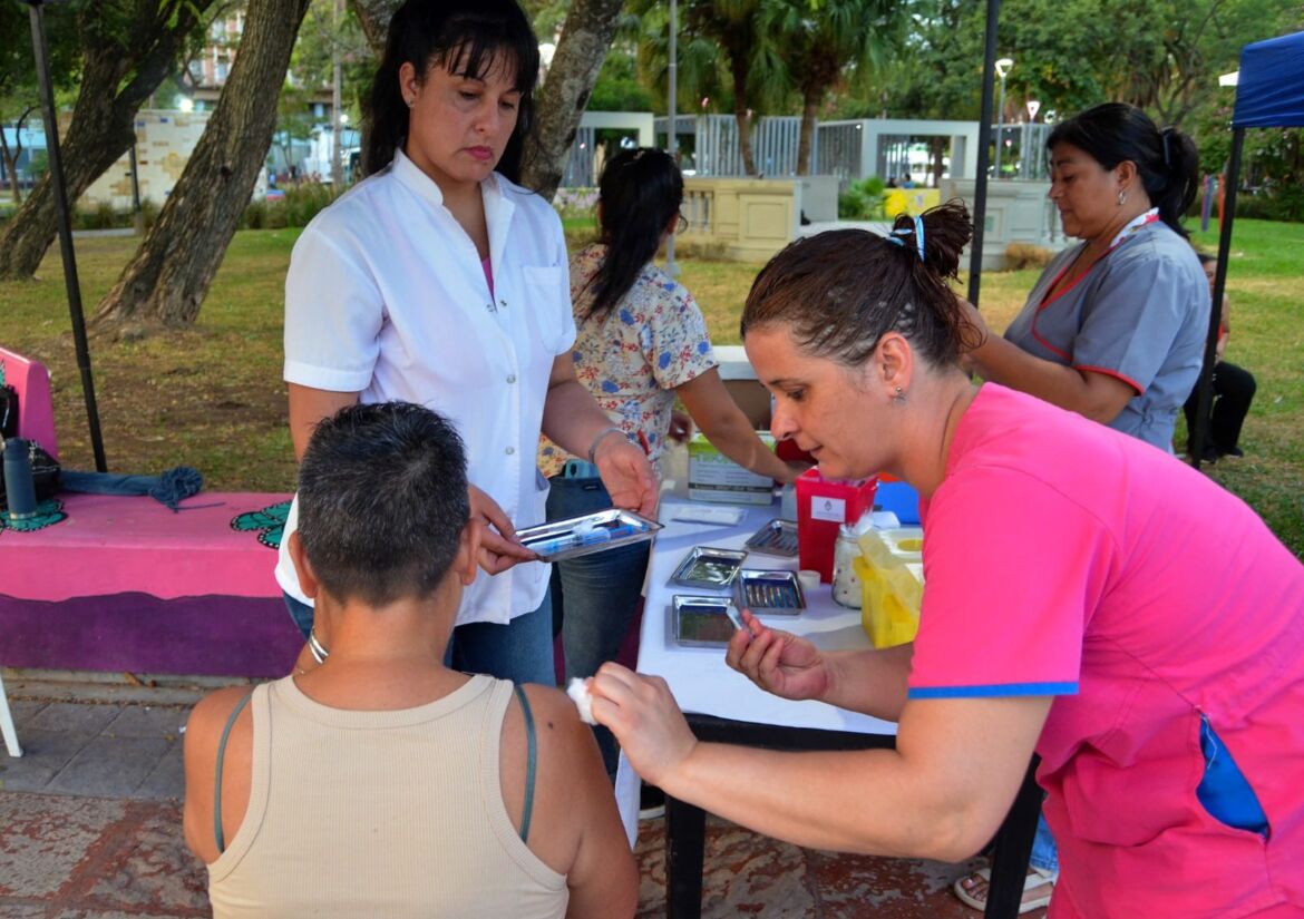 Feria Verano 2024: nueva jornada de emprendedores y vacunación en la Plaza 25 de Mayo