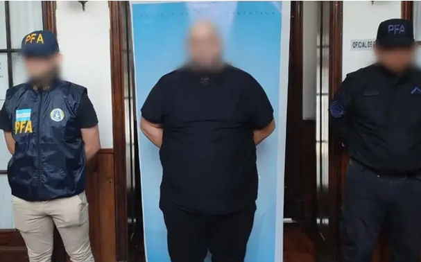 Detienen a un periodista deportivo por estafas y abuso sexual: se alojaba en el hotel donde estaba Boca