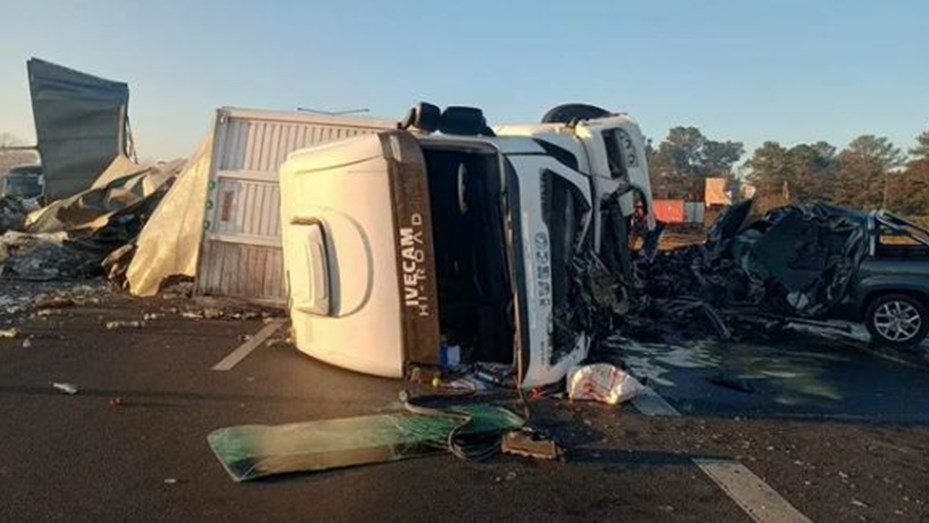 Choque fatal en Campana: un camión se cruzó de mano y murió el conductor de una camioneta