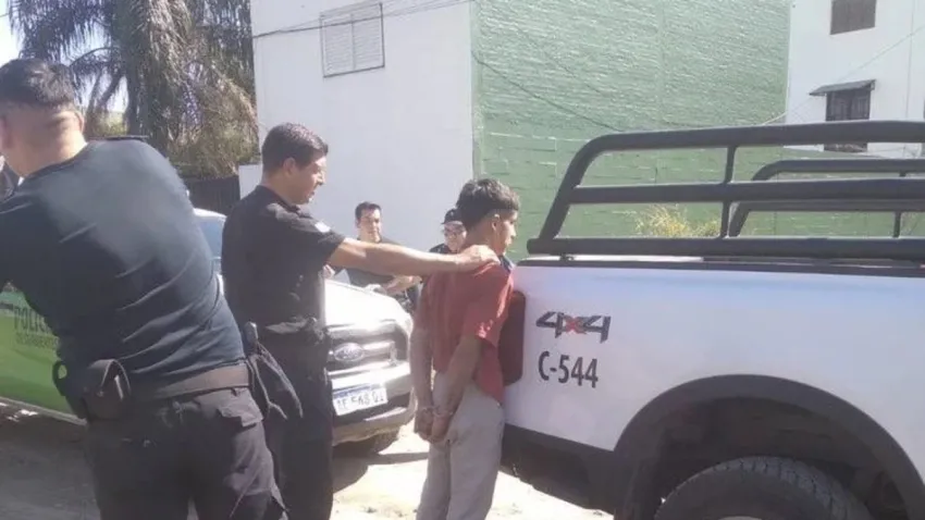 Vecino atrapó a un conocido delincuente y lo azotó a «chicotazos» contra un poste