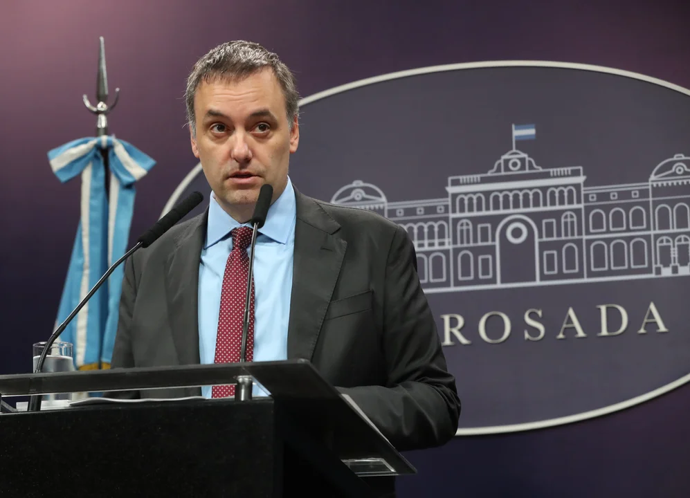 Adorni advirtió que “la brecha cambiaria está camino a morir” y que le están dando las “últimas pinceladas de amor” al BCRA