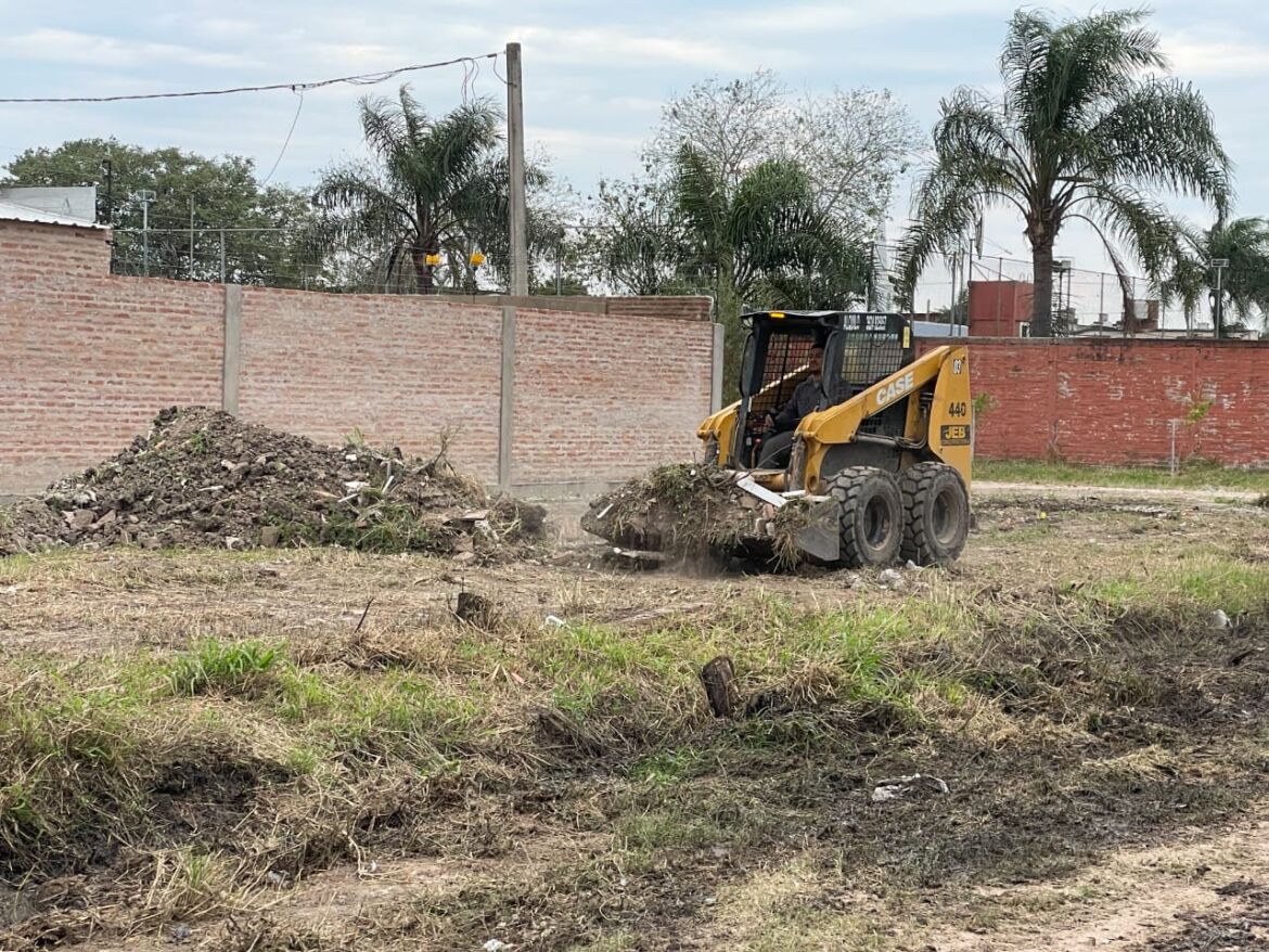 La Municipalidad de Resistencia ejecuta limpieza y recuperación de espacios verdes en los barrios