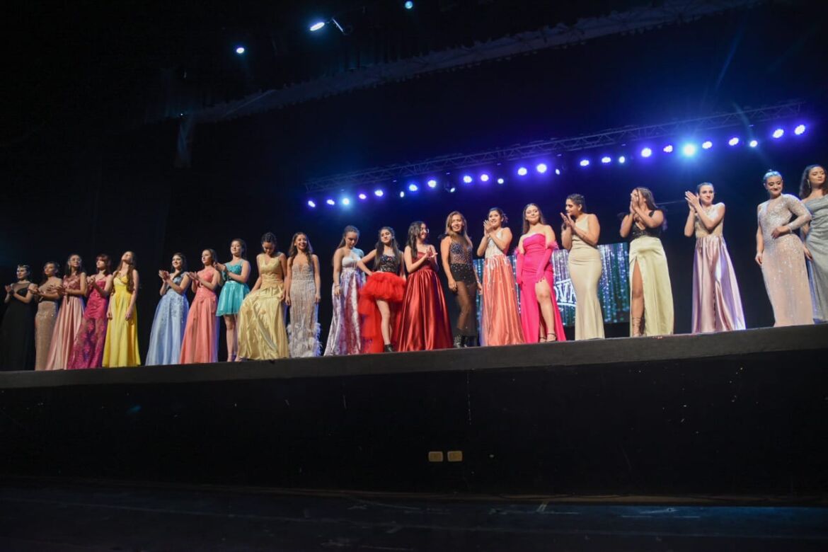 Desfile de «Soberanas» con Flor de la V y música para cerrar La Bienal de Esculturas