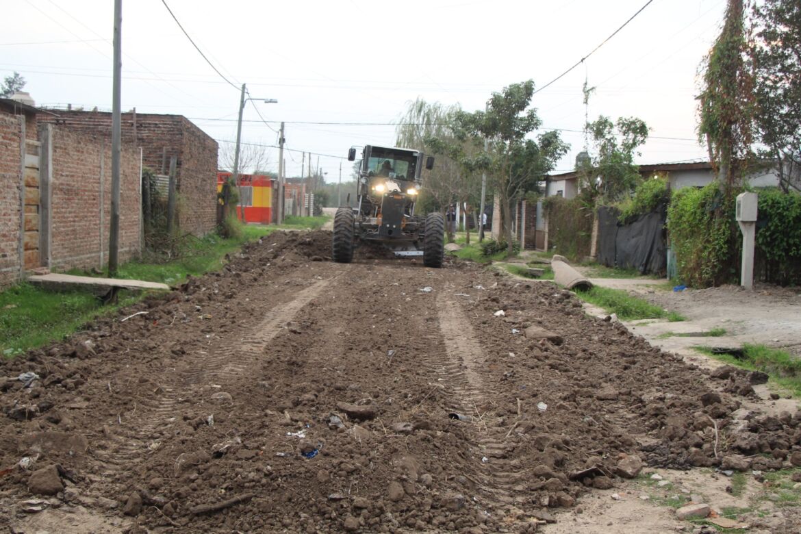Perfilado y alteo de calles ejecuta el Municipio en el Barrio La Rubita