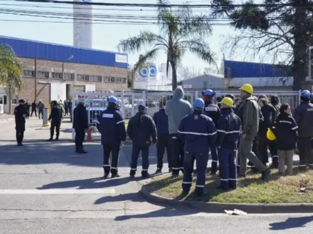 Cayó una avioneta sobre una planta industrial de Rosario y murió el piloto