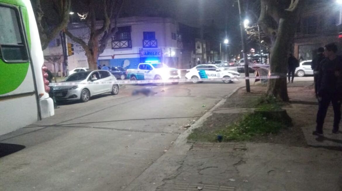 Tragedia en Florencio Varela: un hombre se cayó de un colectivo y murió aplastado por la rueda
