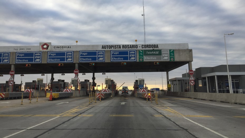 Escapó de un control policial y mató a una empleada del peaje en la autopista Córdoba-Rosario