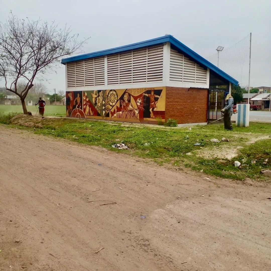 Tareas de limpieza y desmalezado en los barrios de Fontana