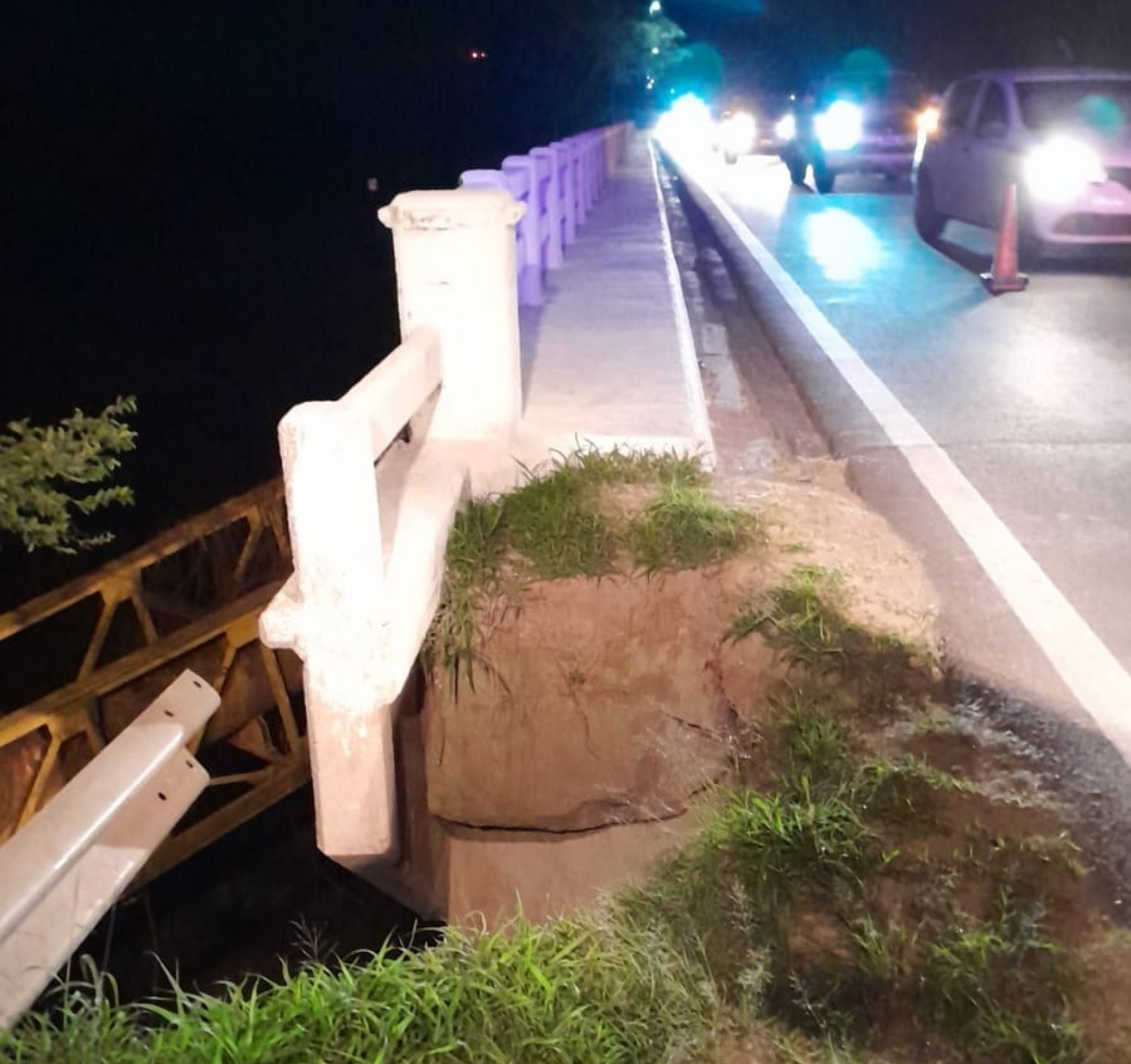 Barranqueras: iban en bicicleta y cayeron en un pozo al borde del Puente del Río Negro