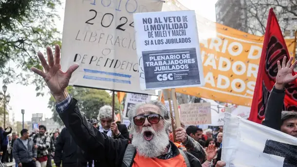 Jubilados desafían la represión y marchan con movimientos sociales contra el veto de Javier Milei