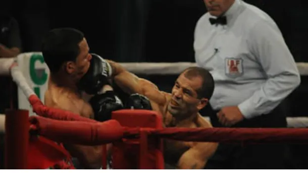 El campeón mundial de boxeo que fue suspendido de por vida y ahora es barrendero