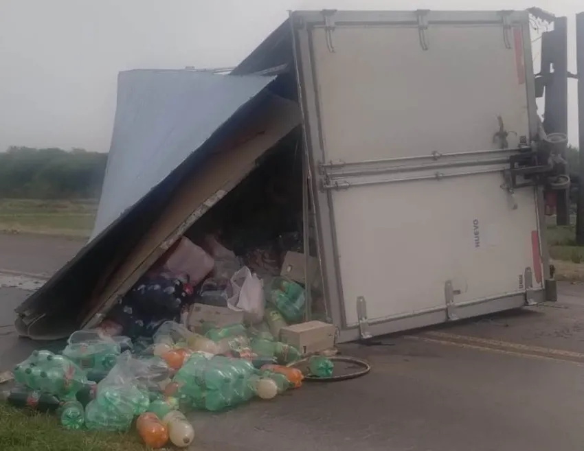 Le explotó un neumático, perdió el control y despistó