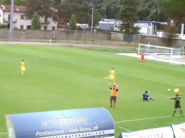 Insólito: un DT entró a la cancha y pegó una patada para evitar una contra en Italia