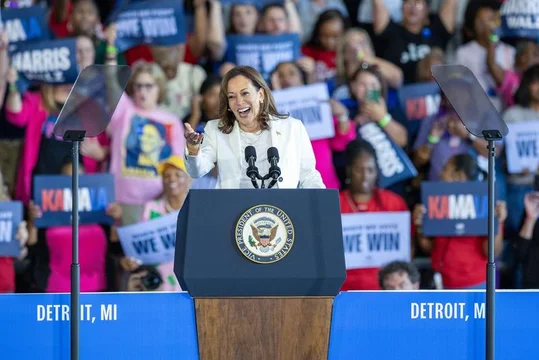 Kamala Harris recaudó casi el triple que Donald Trump en agosto