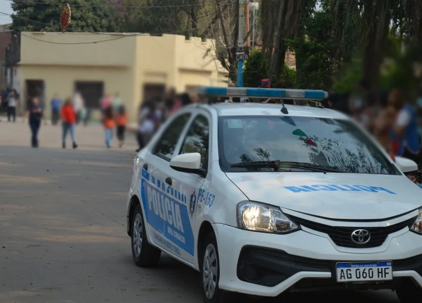 A mano armada intentaron robarle a un hombre en plena Av. 25 de Mayo: la Policía patrullaba y los descubrió