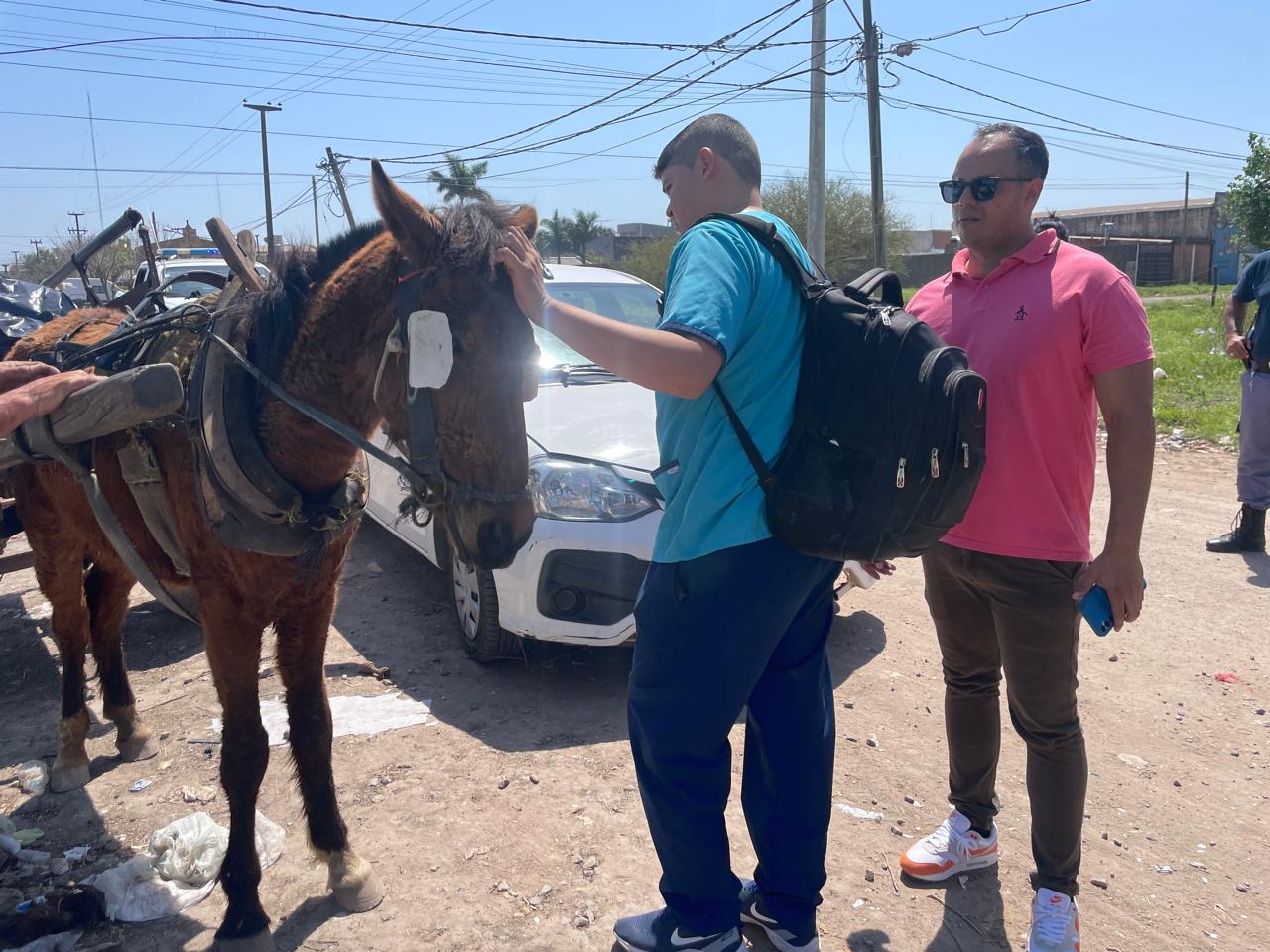 Todo mal: lo descubrieron tirando basura a bordo de un carro con tracción a sangre