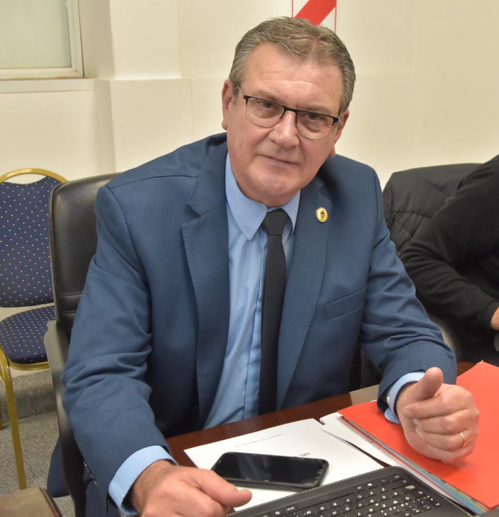 Honcheruk: el gobierno presiona sin escuchar las advertencias sobre el riesgo de un endeudamiento en dólares.