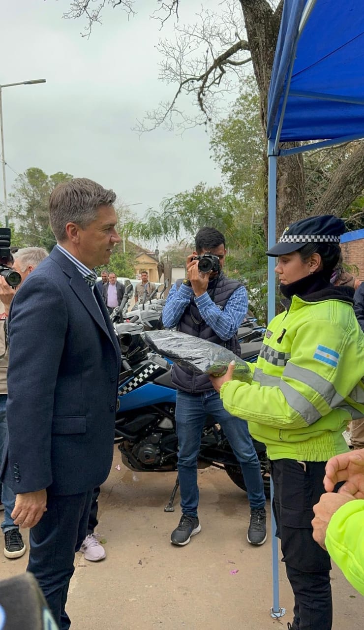 El gobernador y la cúpula policial entregaron uniformes y una motocicleta policial en la Isla del Cerrito