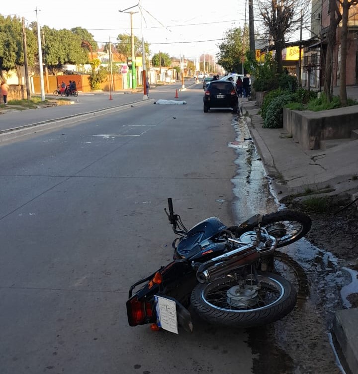 Resistencia: un motociclista falleció al chocar con un poste de luz