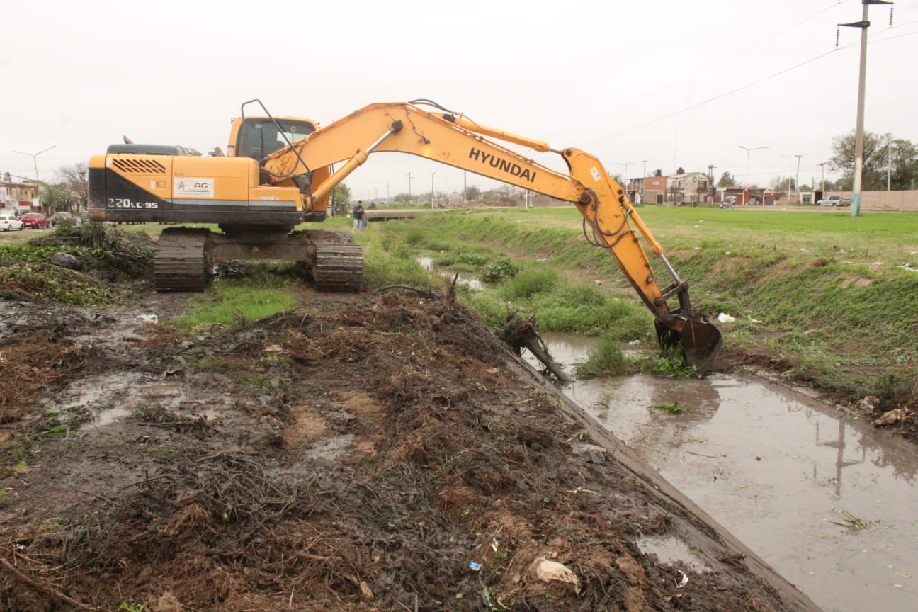 La Municipalidad de Resistencia realiza limpieza profunda del canal de Soberanía Nacional
