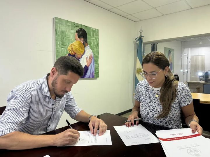 Magda Ayala firma convenio con empresa de la construcción para mejoramiento de calles