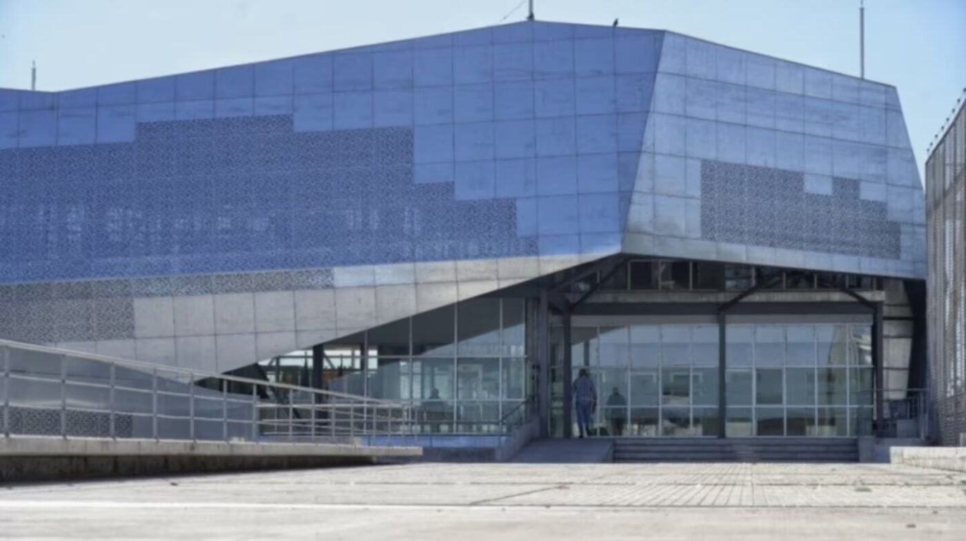 Se robaron 15 kilos de cocaína y 15 mil dólares, detuvieron por el hecho a tres policías e investigan a otros ocho.