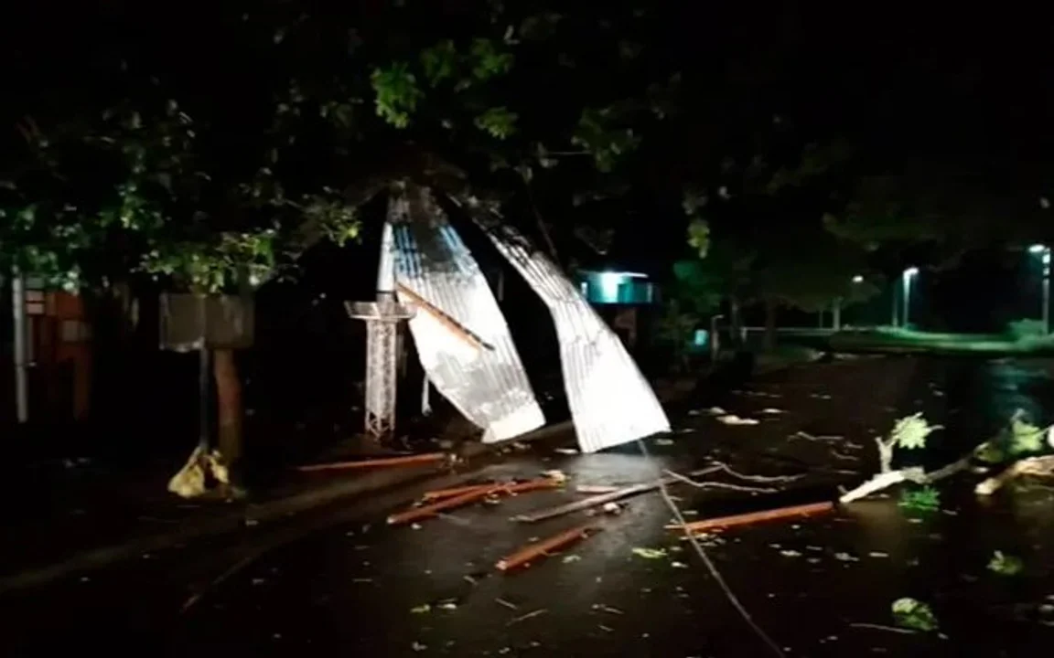 Feroz temporal en Entre Ríos: voladura de techos y caída de árboles