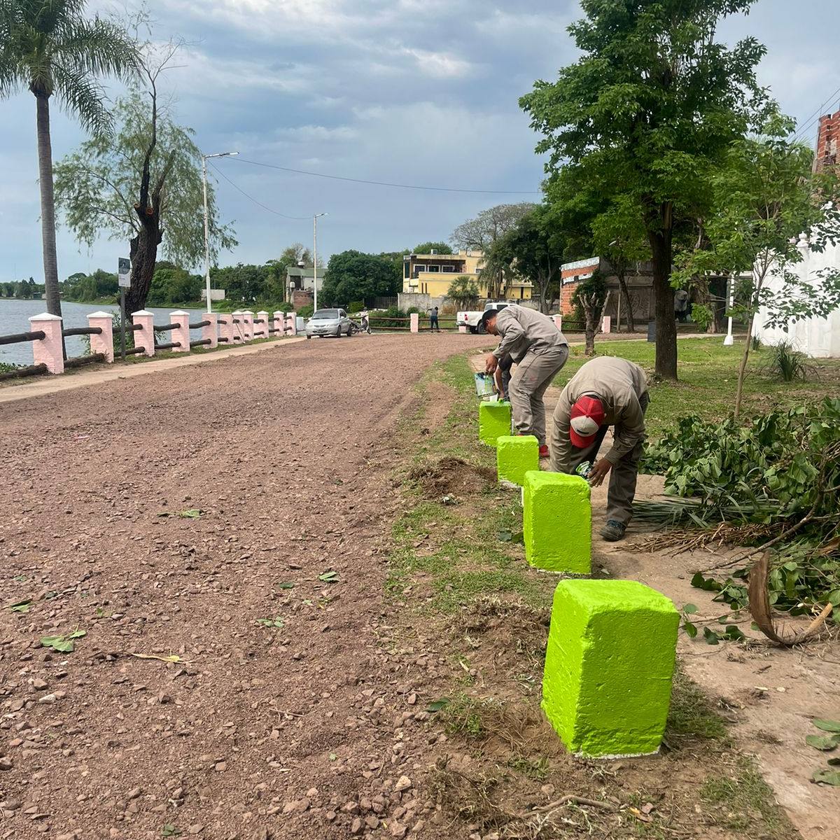 Barranqueras: Obras Públicas de la Municipalidad, realizó tareas de mantenimiento en el Paseo Costanero
