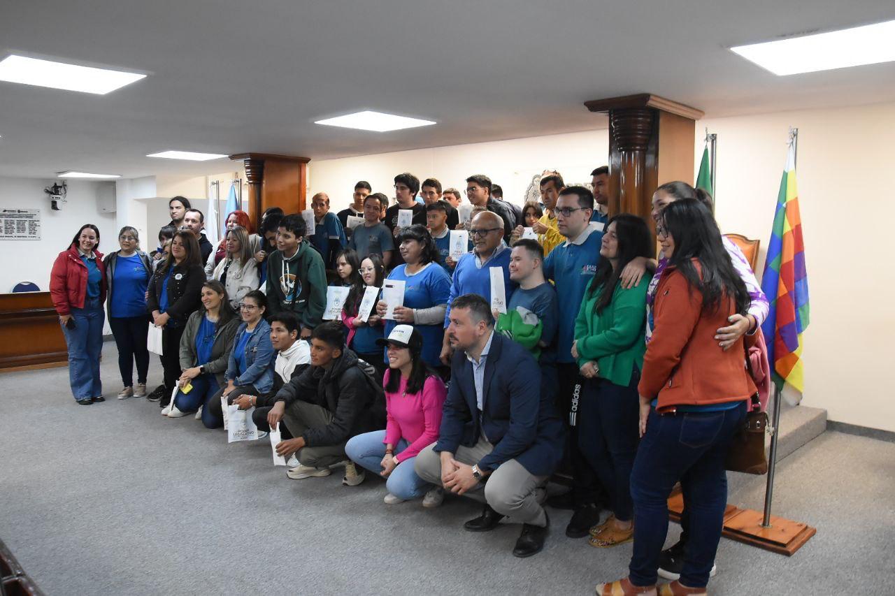 Alumnos  de la UEGP 143 viajaron desde Sáenz Peña para compartir y aprender en la Legislatura sobre las leyes y la vida en democracia