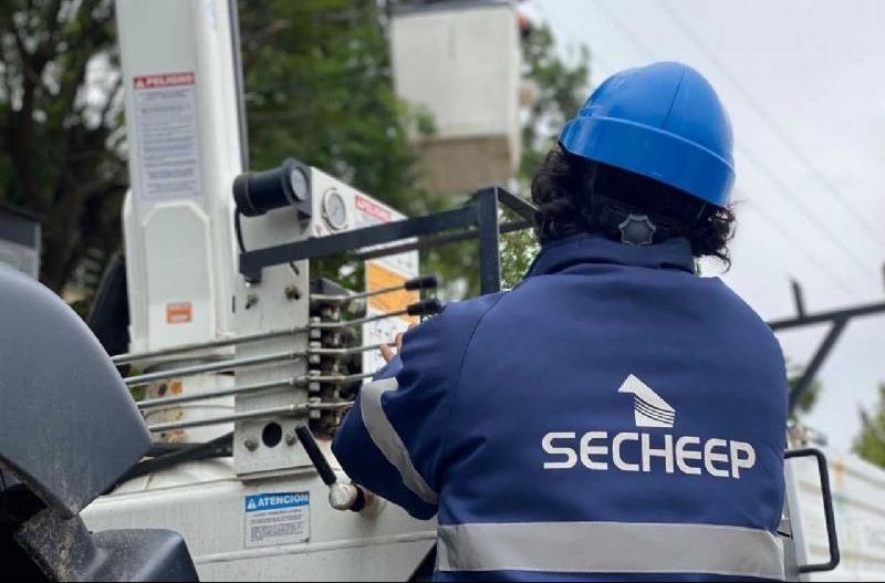 Trabajos de SECHEEP para restablecer el servicio afectado por la tormenta