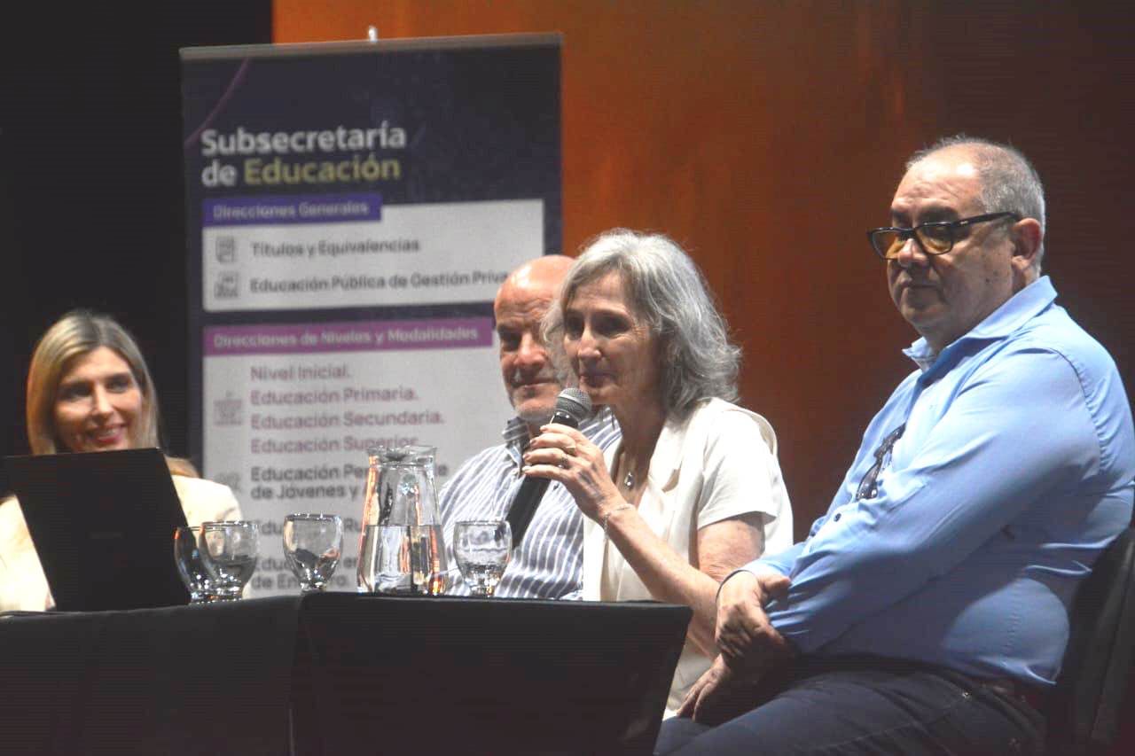 Red Aprende: docentes incorporan conocimientos en neurociencia, pedagogías emergentes e inteligencia artificial para aplicar en las aulas