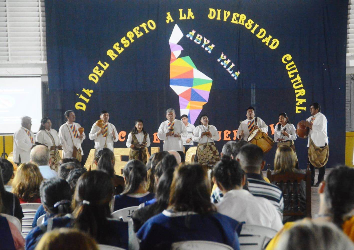 Las comunidades educativas conmemoran el «Ultimo día de libertad de los Pueblos Originarios» y la «Diversidad cultural»