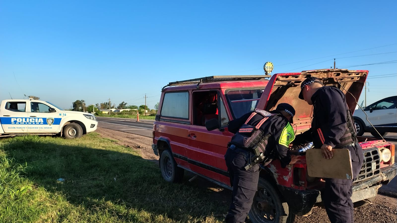 Policia caminera: En controles detectaron un automóvil con pedido de secuestro y detuvieron a un joven buscado por la justicia.