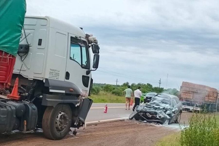 Siniestro fatal en Corrientes: chocaron de frente un automóvil y un camión dejando como saldo un muerto