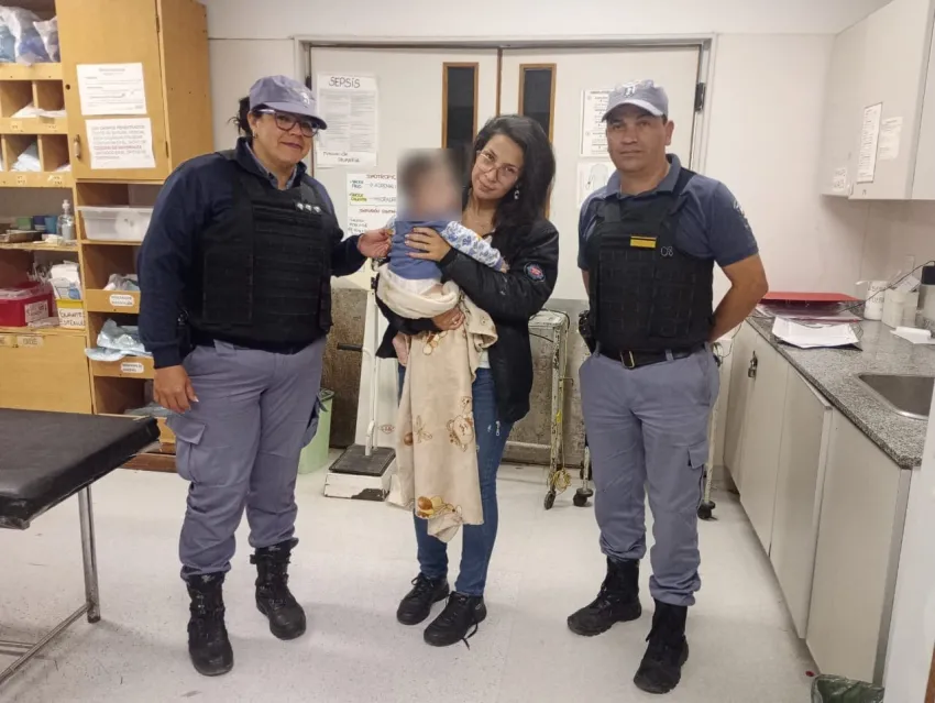 Policías lograron salvar a un bebé que se ahogaba