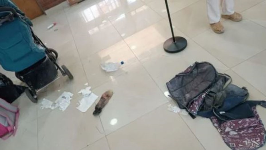 Un cura herido y dos adolescentes detenidos por la explosión de una botella durante una misa