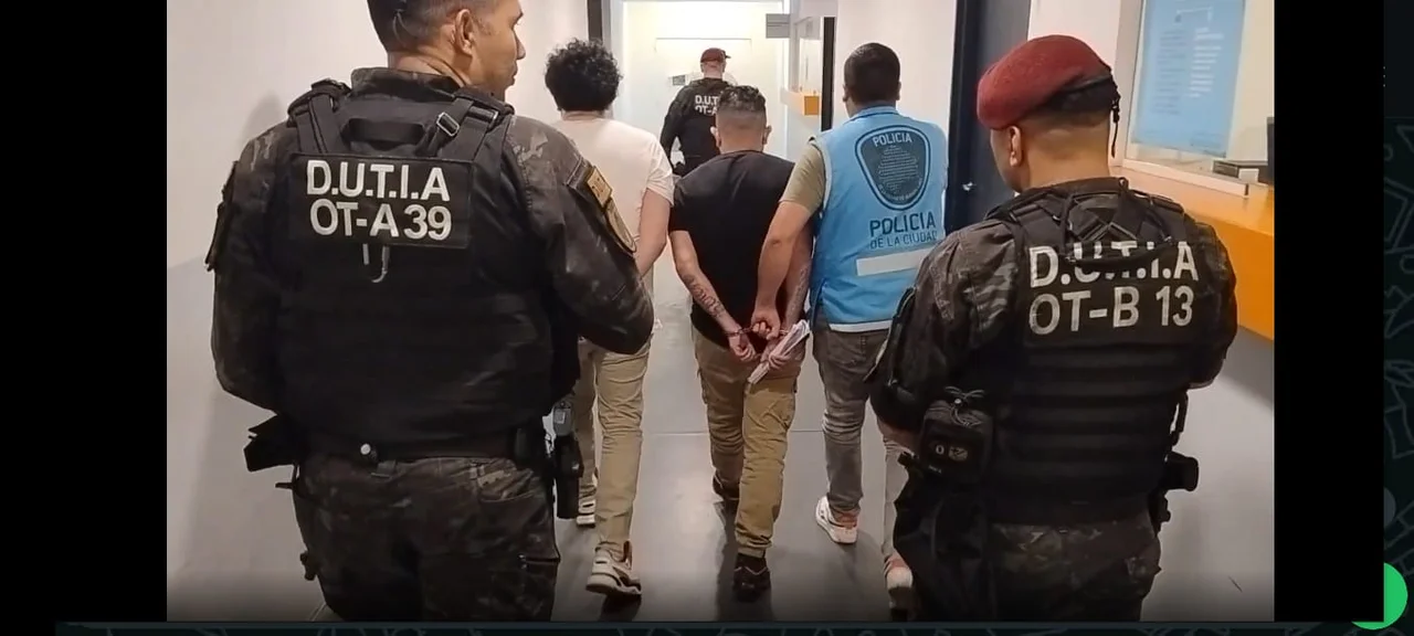 Expulsaron a dos colombianos tras intento de robo en un edificio porteño