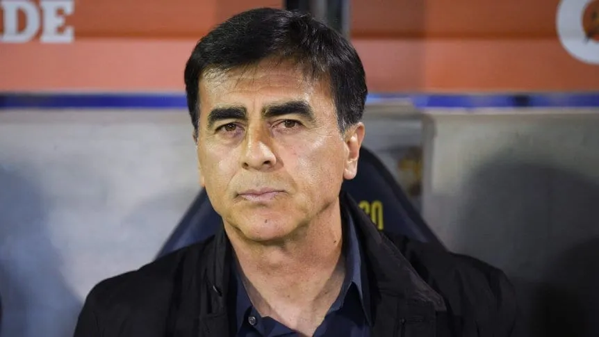 Dura baja para Vélez: Quinteros no dirigirá en el Trofeo de Campeones por el casamiento de la hija