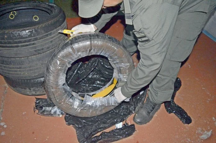 Hallaron más de 67 kilos de marihuana dentro de encomiendas y acondicionados en 25 neumáticos en Misiones y Corrientes