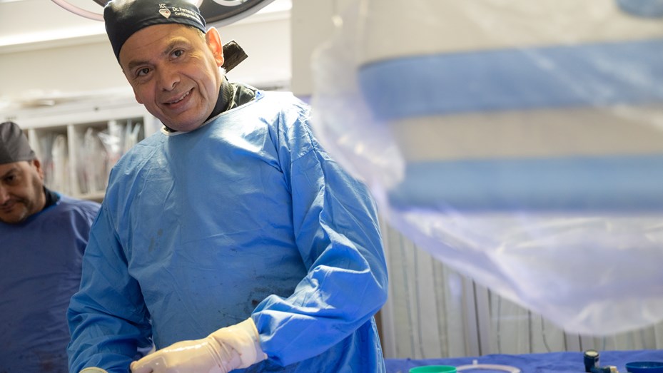 Un cardiólogo implantó una válvula aórtica a su propio padre de 90 años