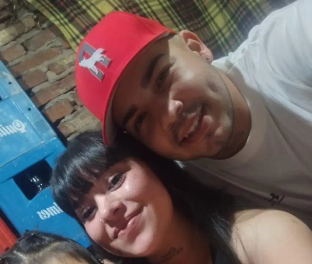 Ella lo dejó y él le disparó con una escopeta delante de sus hijos: el intento de femicidio que sacude a Wilde