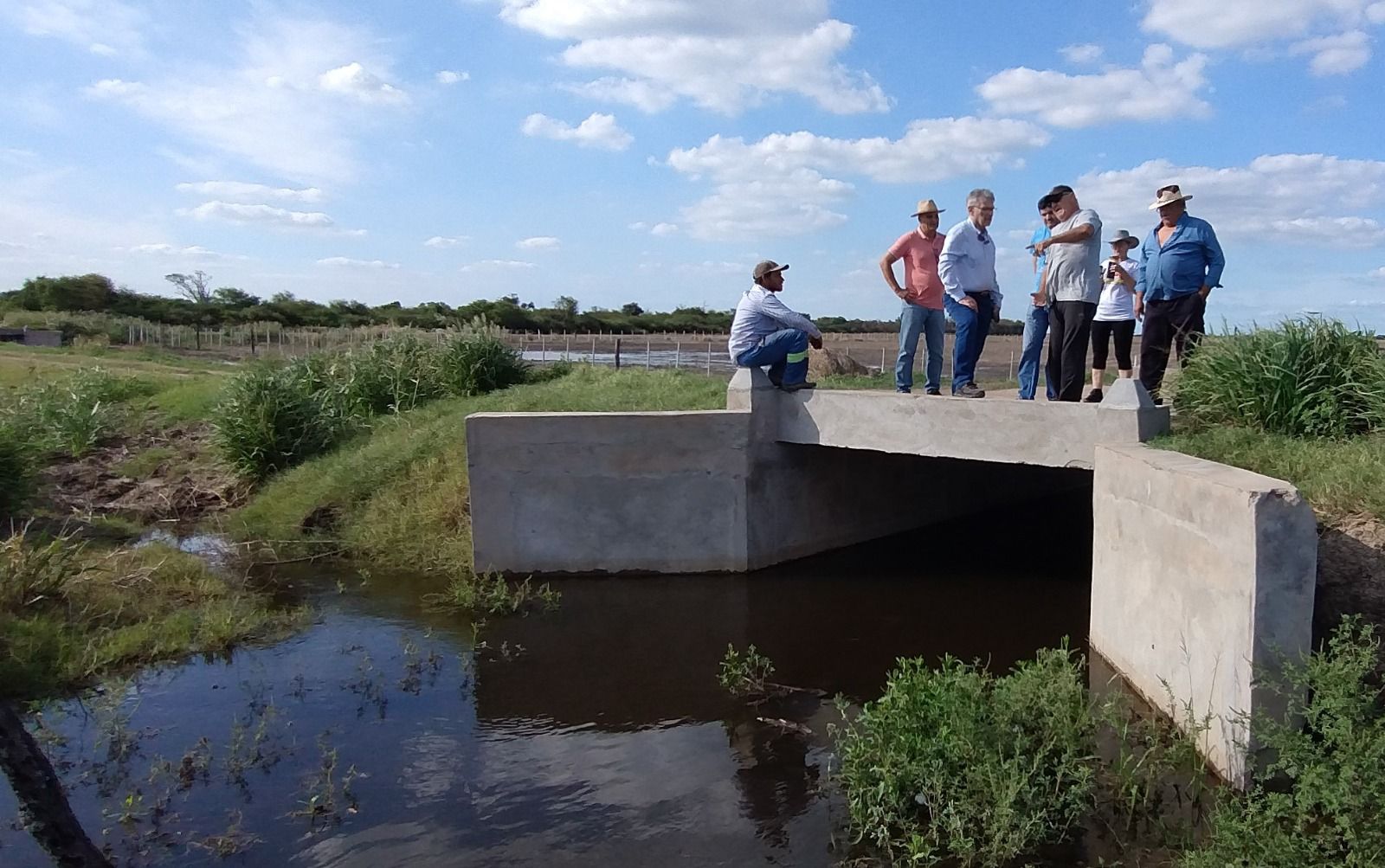 Mesón de Fierro: la APA, Vialidad Provincial y Consorcios Camineros completaron trabajos de mantenimiento del canal rural