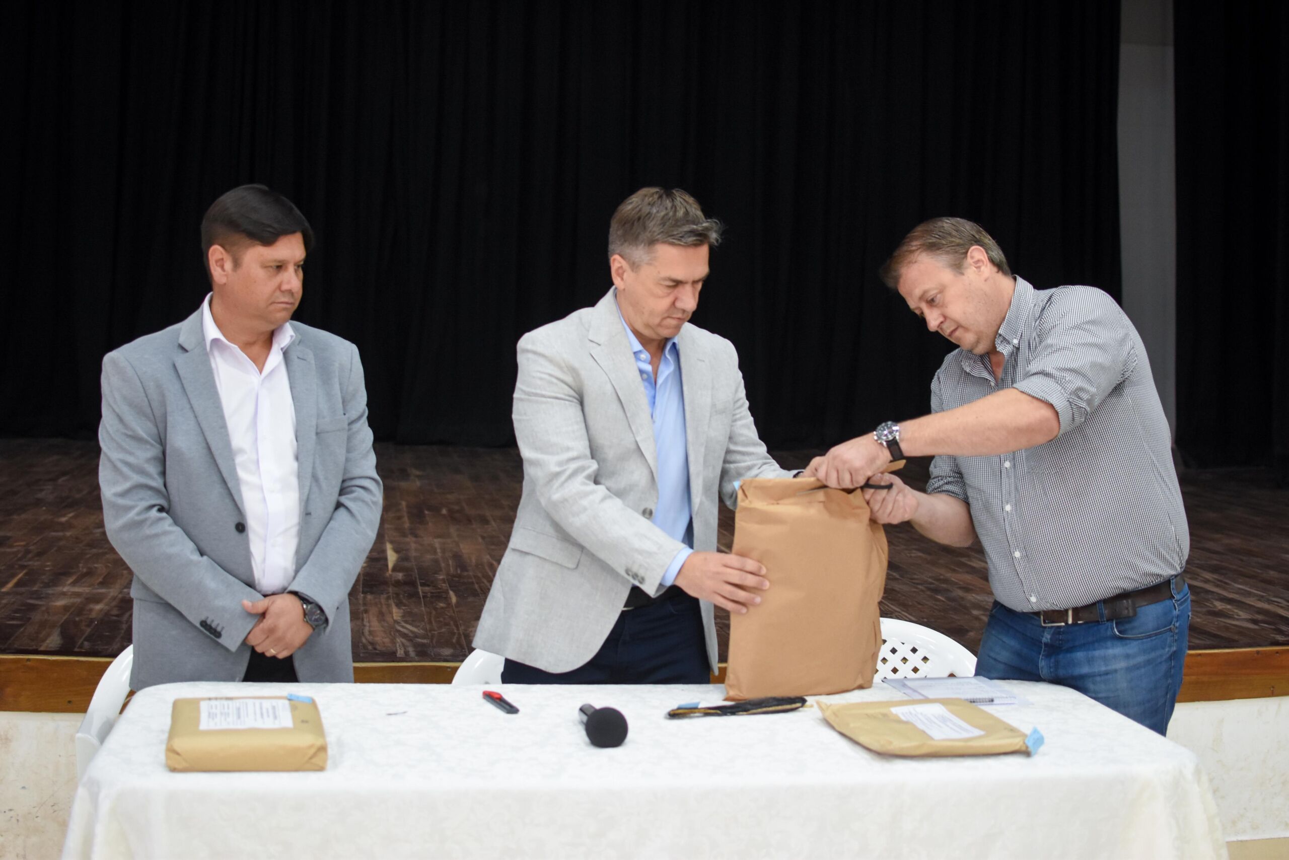 Quitilipi: el Gobernador Zdero encabezó la apertura de sobres de la licitación para la repavimentación de accesos a la ciudad